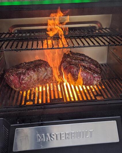 Masterbuilt Gravity Series 560 Digital Charcoal Grill & Smoker Combo image 8